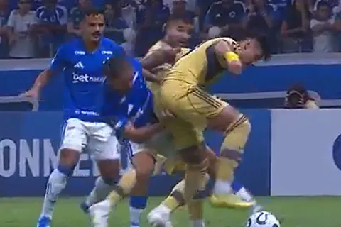 El desagradable accionar de un jugador de Cruzeiro con Adam Bareiro antes de la expulsión al delantero de Boca