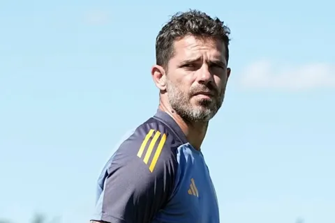 Fernando Gago probó dos equipos: sin Rojo, con nuevas duplas de ataque y Rolón de defensor