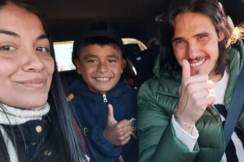 Edinson Cavani llevó a una madre y a su hijo a tomar el colectivo: la historia detrás de un momento inolvidable