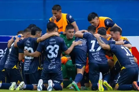 Un club del ascenso paraguayo mostró sus nuevas camisetas en homenaje a Boca
