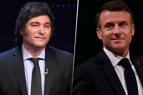 Milei publicó la foto: el presidente de Francia posó con la camiseta de Boca y una frase viral