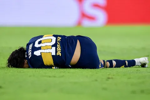 "Lo tuvieron que sacar entre tres": la interna detrás del sufrimiento de Cavani por su lesión
