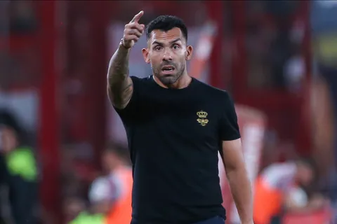 ¿Vuelve a dirigir? Carlos Tevez, en el radar de Colón de Santa Fe