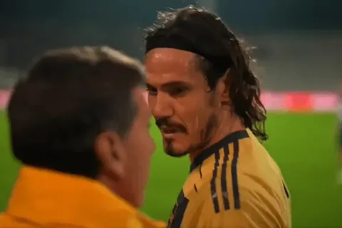 Cavani fue reemplazado y se fue enojado del campo de juego contra Independiente Rivadavia