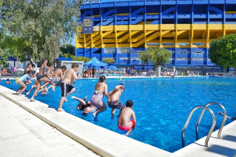 Cómo ir a la pileta de Boca en La Bombonera: días, horarios y precios
