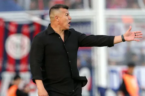 La postura de Almirón ante la gran cantidad de expulsiones que acumula Boca