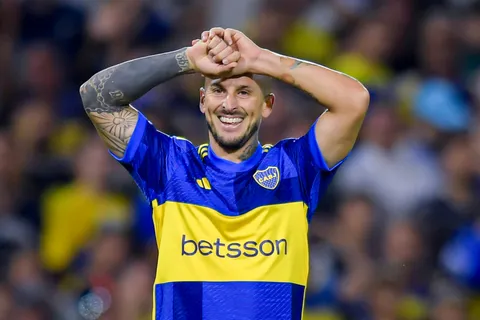 Darío Benedetto y una historia explosiva para burlarse de los rumores de su viaje a la final de la Champions League