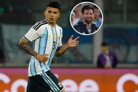 Flores y un mensaje para Messi. 