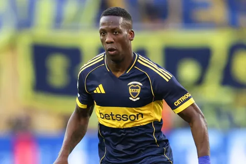 ¿Se va Luis Advíncula? En Perú revelan que Boca ya le puso precio al lateral derecho