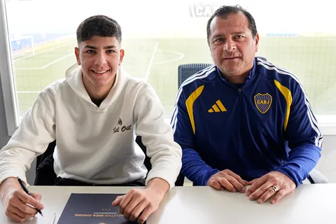 Franco Pérez, hijo de Omar, firmó su primer contrato con Boca