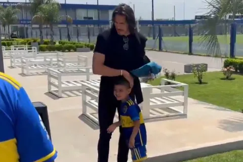 El gran gesto de Cavani con Lionel, un niño hincha de Boca que necesita una prótesis muy costosa para mejorar su audición