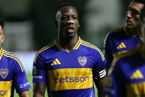 Luis Advíncula se pierde el viaje a su Perú: no estará ante Alianza Lima y ya se sabe el motivo