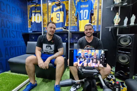 Loco por Boca: recreó el vestuario en su casa con más 300 camisetas originales