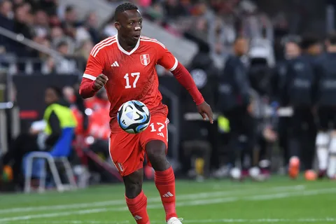 Preocupación en Perú por la lesión de Luis Advíncula: "Muy justo"