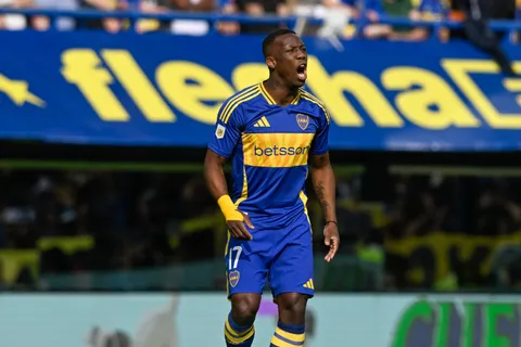La frase de Luis Advíncula en Instagram, tras quedar afuera del partido ante Belgrano: "Si tenemos que intentarlo mil veces..."