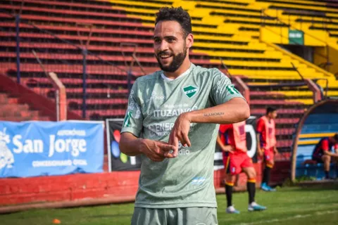Pelea en el ascenso: el hermano de un jugador de Boca que juega como delantero