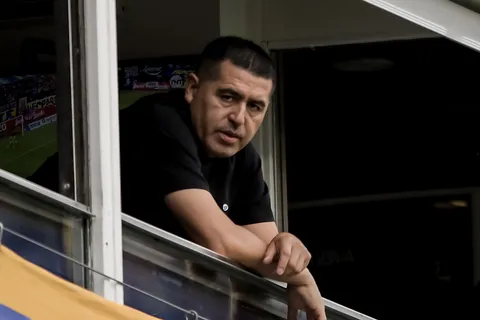El plan B de Juan Román Riquelme por si Boca se ve obligado a vender a Zeballos en junio