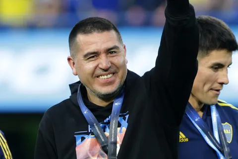 Al ritmo de Néstor en Bloque: la canción de cumbia que le dedicaron a Juan Román Riquelme
