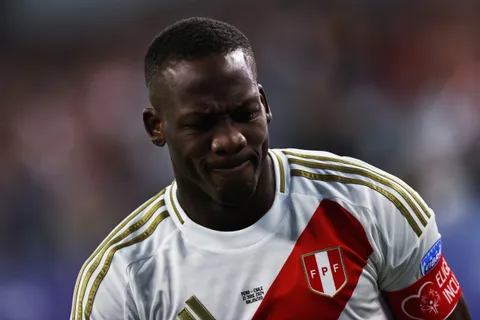 Luis Advíncula en la Selección de Perú