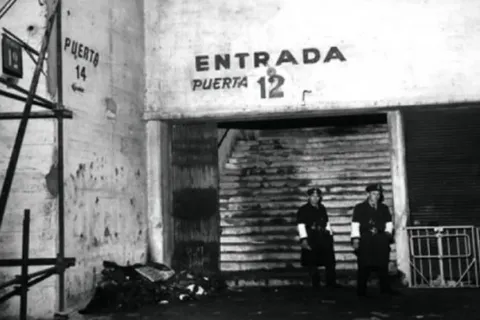 Puerta 12, lugar de la tragedia donde fallecieron 71 hinchas de Boca