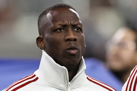 Luis Advíncula enciende las alarmas en Boca tras su partido con Perú y, ¿no juega contra Benfica?