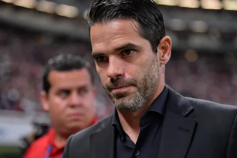 Un exdirigente de Chivas estalló de bronca contra Boca por llevarse a Fernando Gago