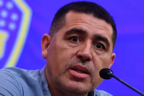 Riquelme no lo atendió: Marcos Rojo quiso solucionar su problema, pero no pudo