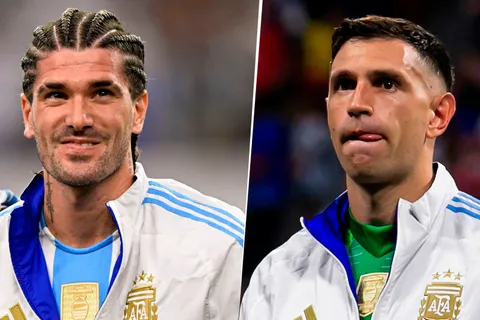 La cábala del Dibu Martínez y De Paul durante el himno en Argentina vs. Canadá