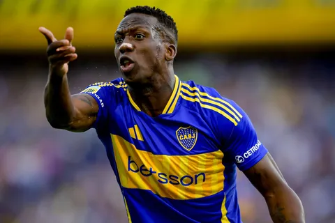 Luis Advíncula tomó una firme decisión sobre su futuro en Boca: "Yo espero..."