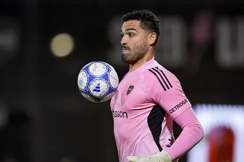 Cómo está Álvaro Montero tras irse con dolor de la cancha de Riestra