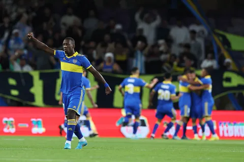 Cambio en el lateral derecho: el motivo por el cual Advíncula sería suplente ante Atlético Tucumán