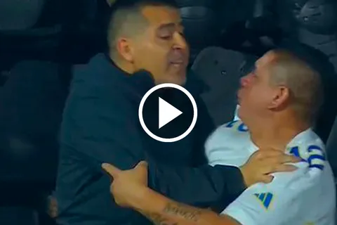 Juan Román Riquelme tratando de frenar a los hinchas de Boca