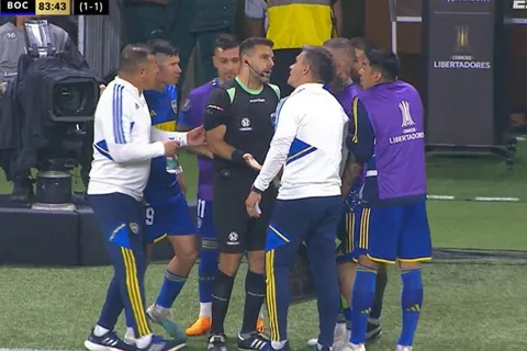 Viral: por qué los hinchas de Boca llaman "héroe" al cuarto árbitro del partido contra Palmeiras