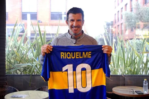 Luís Figo con la camiseta de Juan Román Riquelme