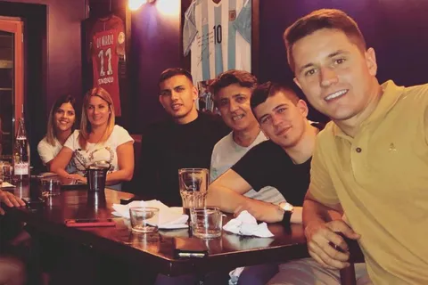 De verla por TV a jugarla juntos: el día en que Paredes y Ander Herrera vieron un partido de Boca en la Copa desde París