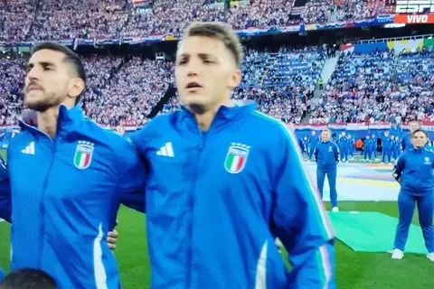 Mateo Retegui cantando en himno de Italia