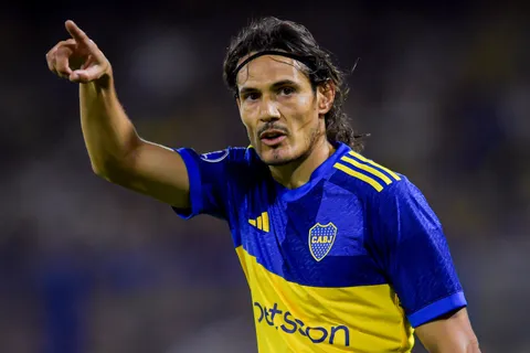 Edinson Cavani y un jugador de Sportivo Trinidense intercambiaron camisetas: los detalles inéditos del encuentro