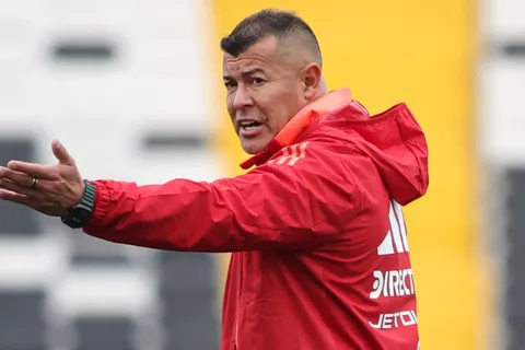Por qué Jorge Almirón podría complicar los planes de Riquelme en Boca