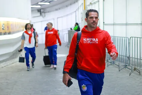 Tras la salida de Gago, los hinchas de Chivas piden a Almeyda como reemplazo: "El único que nos respeta"
