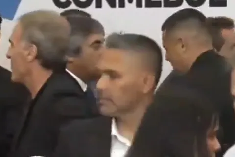 Viral: el inesperado encuentro entre Riquelme y Ruggeri en el sorteo de la Copa Sudamericana 2024