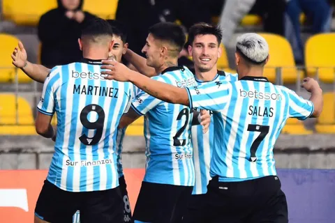 Agustín García Basso, titular en Racing, podría perderse el clásico por una dura lesión