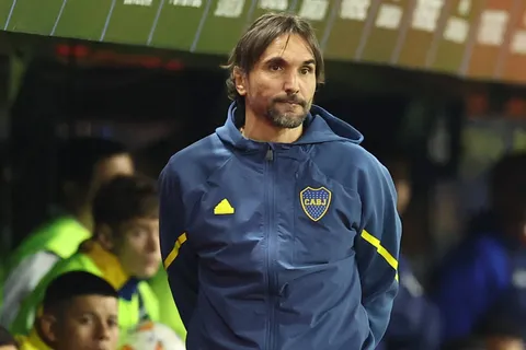¿Línea de 5 ante River? La prueba que hizo Diego Martínez en Boca