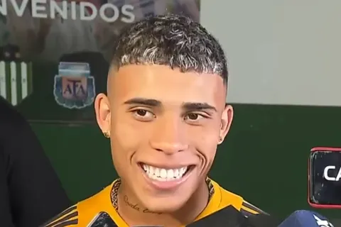 La increíble frase de Ayrton Costa sobre su forma de salir del fondo: "Sino la tiramos a la m..."