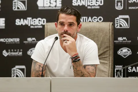 ¿Quién reemplaza a Cavani? El gran favorito y la opción "arriesgada" que Fernando Gago tiene a disposición