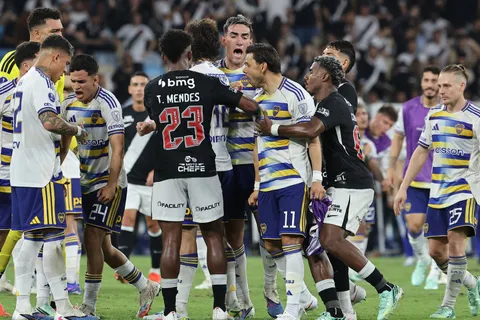 Los jugadores de Boca quedaron calientes con Thiago Mendes. 