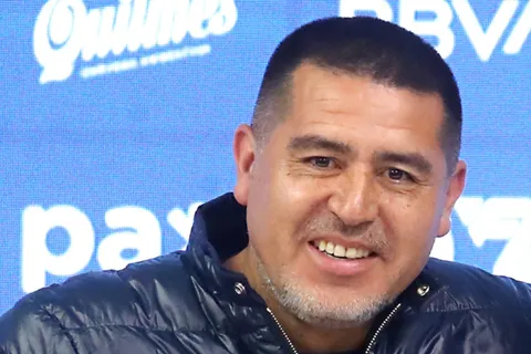 Dos refuerzos del mismo club: Riquelme acelera para meter dos incorporaciones claves en Boca