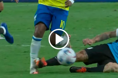 La durísima patada de Nahitan Nández por la que fue expulsado en Uruguay vs. Brasil