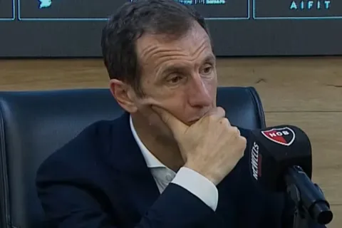 Rodolfo Arruabarrena respondió a la crítica de Riquelme al equipo: "Reacción hay"