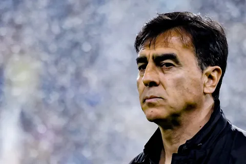 Gustavo Quinteros reconoció que hay un jugador de Vélez en duda para el duelo ante Boca: "Lo vamos a analizar"