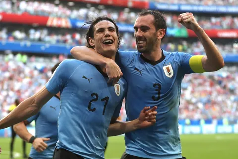 La defensa de Diego Godín a Cavani tras los silbidos en La Bombonera: "No me gusta"